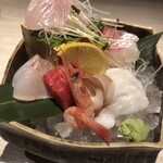 水魚 - 刺身は一人前づつでこんな感じ、気分は盛り上がります