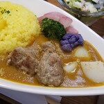 キッチン ブルー グローブ - ポークポルベッティニと蒸し野菜のアップ