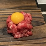 梅田 お初天神 大人の神戸牛焼肉 - 炙りユッケ