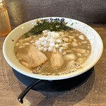 濃厚煮干しラーメン 麺屋 弍星 - 煮干しラーメン(880円、斜め上から)