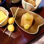 魚重楼 - ▷前菜
全部美味しい味わいではあった

◯大根
大根の煮物に甘味ある木の芽、味噌味のタレ

◯だし巻き卵
噛み締めるとジュンワリ
甘味ある塩味な出汁が滲み出てきて面白い♪

◯銀杏
ほんのりと塩味