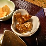 Uojuu Rou - ◯鶏の肝の煮物
      甘い醤油出汁で煮られてて
      生姜で味わいが締められている
      オーソドックスな味わい
      振りかけられてる胡麻とも合ってるねえ