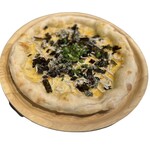 Whitebait cream pizza