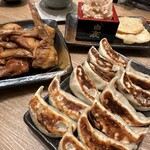 肉汁餃子のダンダダン - たらもサラダ、山くらげの浅漬け、うずらの味玉、手羽餃子、肉汁焼餃子