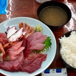 神山鮮魚店 - 刺身(850円)とご飯セット(150円)