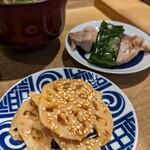 神田明神 文化交流館 EDOCCO - 美しい蓮根きんぴら。奥のは葱と鶏肉、だと思うんだけど。鴨じゃないよね?