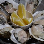 牡蠣酒場 海運亭 - 生牡蠣レモン