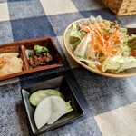 Bankare Shokudou - 定食サラダ、小鉢、漬物