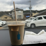 Blue Bottle Coffee - 青いボトルのカフェラテ。