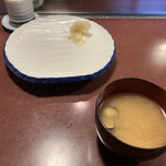 Omisushi - 先ずは、シジミ汁を若手の威勢の良い職人さん風の方が早速準備してくれました。