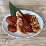 Yakiniku Aburu. - ミックスホルモンランチ ¥990 のトントロ、ハツ、上ホルモン、味噌タン