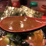 家系総本山 吉村家 - スープ