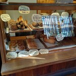 ベッカライ ビオブロート - 平日のお昼頃はまだあるけど、クロワッサンとショコは売り切れてた。