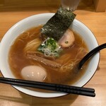 はちどり - いたってシンプルな醤油塩ラーメン、味玉を追加して