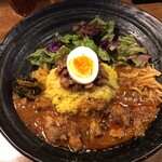 SPICY CURRY 魯珈 - 「ろかプレート」（ラムカレー、1,150圓）
      「ライス大盛」（＋100圓）。