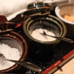 赤坂 鮨 天ぷら 祇園いわい - ３種の塩（藻塩など）