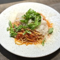 パルミジャーノチーズ、バジル、シンプルなトマトソース