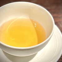 YAKITORI 燃 es - ■姫っこ地鶏と押岡地鶏のコンソメ
                見た目は一切の濁りを排除したクリアさなのに、味わい深さには本当に驚かされます！