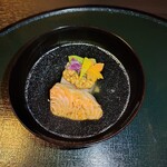 日本料理 吉祥 - 中から軽く焼いた鮭、クルミ、人参、豆、ゆず等出汁が美味しいです。