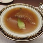中国料理 桃李 - ふかひれの姿煮込み青菜添え