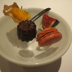 エクアトゥール - プティ・フール：フランボワーズのマカロン、カヌレ、いちじく、ほおずき