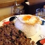ニランカフェ - ランチ「豚肉のバジル炒め」