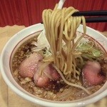 大津家 - 麺は中太麺。細麺も選択できます