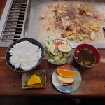 Niyanagiyashokudou - ●とんちゃん焼定食　1,000円
                        ●ご飯大盛り　50円
                        ●豚肉焼定食　1,100円
                        
                        2人分を一緒に調理して分けたので
                        半分に分けてどちらも食べることが出来た
                        千円で量もあり色々な品も付いてるのでお得
