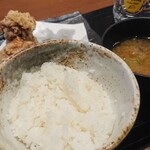 大山どり 炭火焼酒場 俺の店 - おかわり無料。大山どり からあげ定食 税込759円