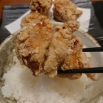 大山どり 炭火焼酒場 俺の店 - 大きな塊が4個。大山どり からあげ定食 税込759円