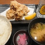 大山どり 炭火焼酒場 俺の店 - シンプルだがボリュームあり。大山どり からあげ定食 税込759円