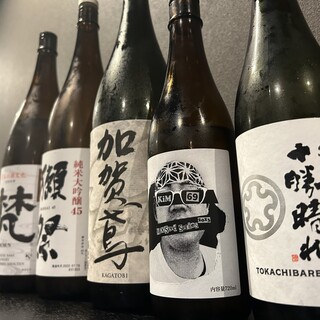 在料理的陪伴下，品尝各地精心制作的“日本酒”一杯