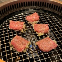 北新地焼肉 きらく - 店員さんが焼いてくれます