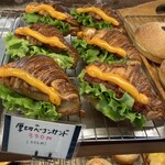 あんぱん - ◉ 厚切りベーコンサンド　中にポテトサラダが…
            　　356円（税込）