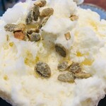 こひる庵 - パンプキンシードを先にもらってトッピング！やっぱりこのカリカリ感大好き♡