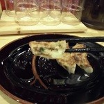 大津家 - パリッとジューシーな餃子で、ニンニクが効いています