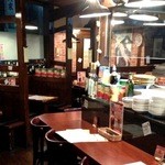 イタリア倶楽部 - 街の小さな洋食屋さんのような趣ある店内