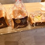 食パン専門店5+ - アーモンドショコラとピザパン？かな？