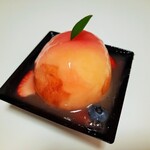ル・ピノー - 売り切れ必須の夏の人気商品！旬の桃を丸ごと使用、中はたっぷりカスタードクリーム入りの桃源郷735円