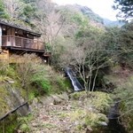 創作川魚料理　料亭 龍泉荘 - 龍泉荘の横からの景色。