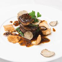 沖縄県産黒毛和牛フィレ肉と仏産フォアグラのポワレ 黒トリュフソース ～ ロッシーニ・スタイル ～