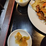 東海菜館 - ザーサイと杏仁豆腐。かなり残念な味。