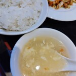 東海菜館 - ご飯、中華スープ