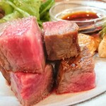 酒ト飯 ヤマダ - 牛ウチモモのステーキ(写真はハーフサイズ)