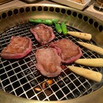 焼肉の名門 天壇 - 厚切り牛タン。まるでステーキ肉