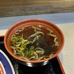 名代 富士そば - スープはワカメ入りでそばの出汁がベースの様子。