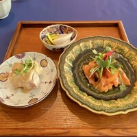 赤坂 桃の木 - 前菜3種盛り
                    ◎ 蒸し鶏の胡麻ダレソース
                    ◎ 蕪とズッキーニのピクルス
                    ◎ サーモンのサラダ仕立て