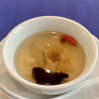 赤坂 桃の木 - 本日の蒸しスープ
                    松茸、白舞茸、キクラゲ、ズワイ蟹、クコの実が入る蒸しスープ、すぅーと細胞に染み込む様な繊細な味わい。
                    味付けはとても軽く、上品さを感じます。