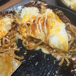 釜たけうどん めっせ熊 - 豚焼そばオムレツ顔面