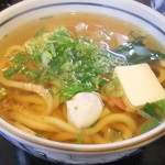 丸万 - かけうどんアップ。出汁の量たっぷり。